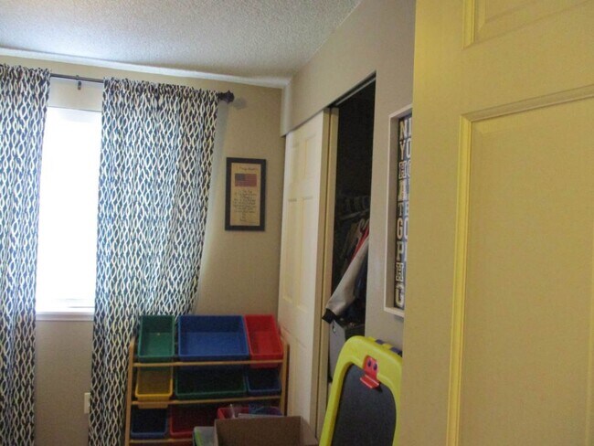 Building Photo - 3 Bedroom, 2.5 bathroom split level home in University Place
