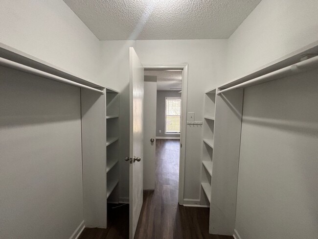 Building Photo - 5756 Crievewood Dr