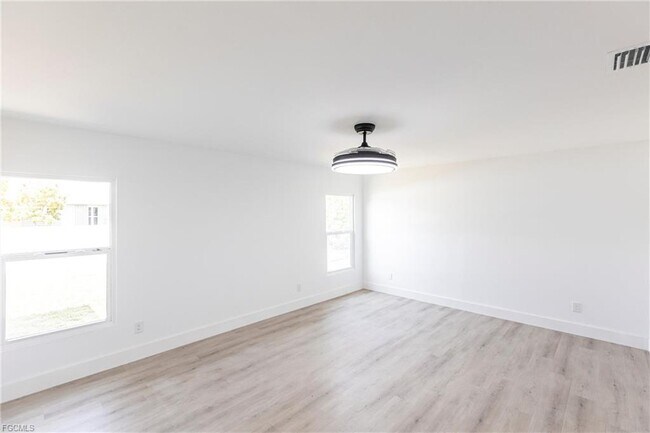 Building Photo - 2007 NW 21st St