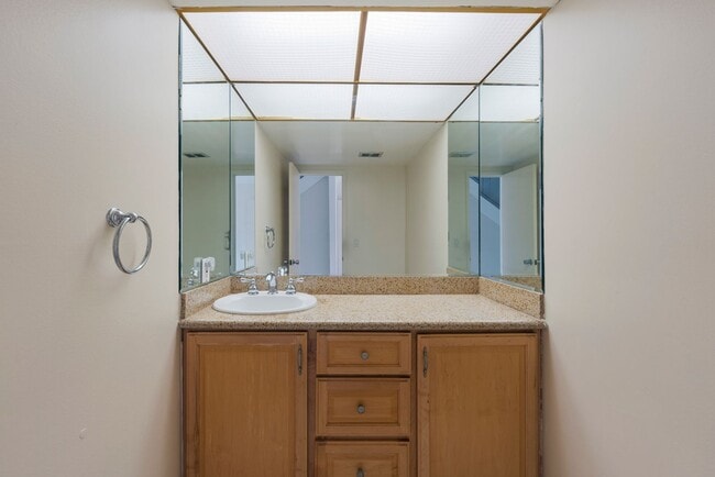 Building Photo - RPV Remodeled 2 bed 3 bath townhome in gat...