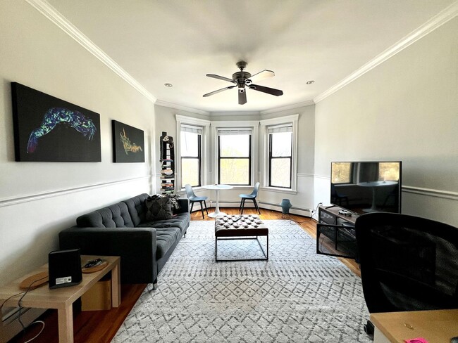 Building Photo - Renovated Top Floor 1-Bed on Park Drive | ...