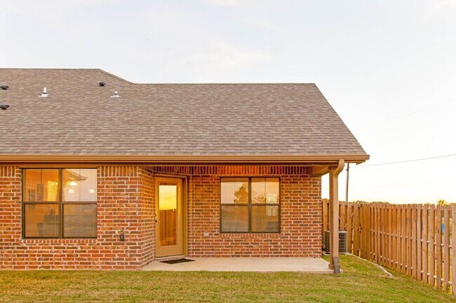 Building Photo - Stunning 3 bed, 2 bath, 1 car garage located in West Tyler!!