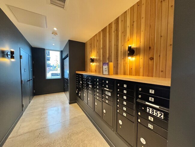 Building Photo - FURNISHED: SPECIAL PRICE 2 MONTHS OFFER - UTILITIES PAID BY OWNER:  NWX tastefully furnished 1 be...