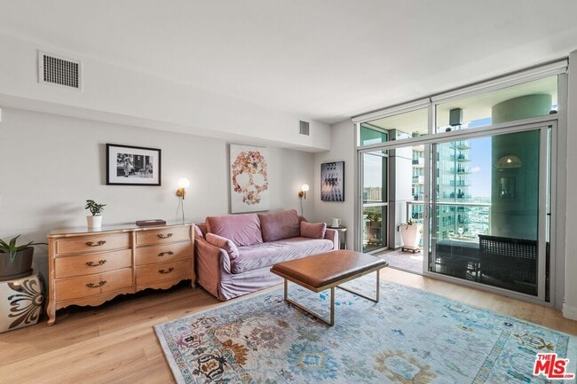 Building Photo - 13700 Marina Pointe Dr
