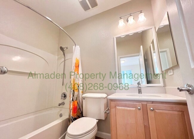 Building Photo - Newer Corner Townhome in Great Location! Central A/C & Pets Negotiable!