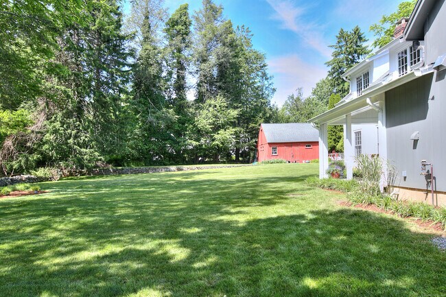 Building Photo - 55 Kings Hwy N