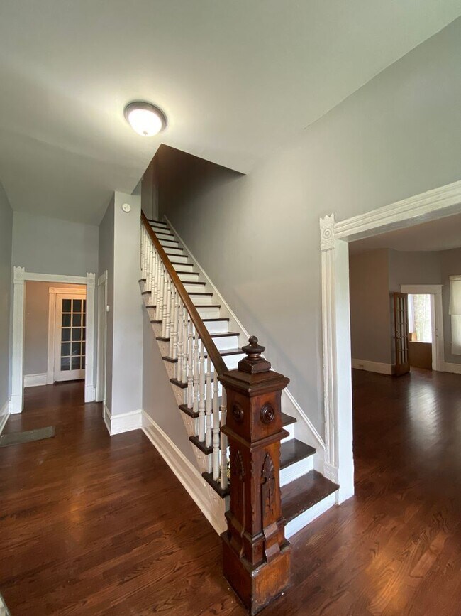 Building Photo - 9 Bed 5 Bath Historic Home - Commercial Use