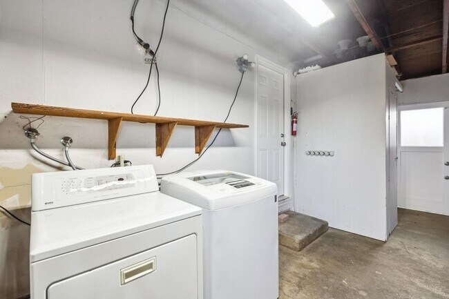 Building Photo - 6386 Blackwood Dr