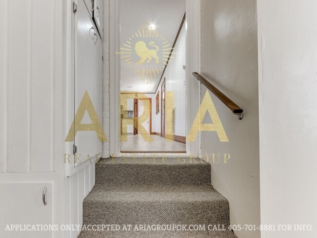 Building Photo - *COMING SOON!* UPDATED 3 BED/2 BATH DUPLEX...
