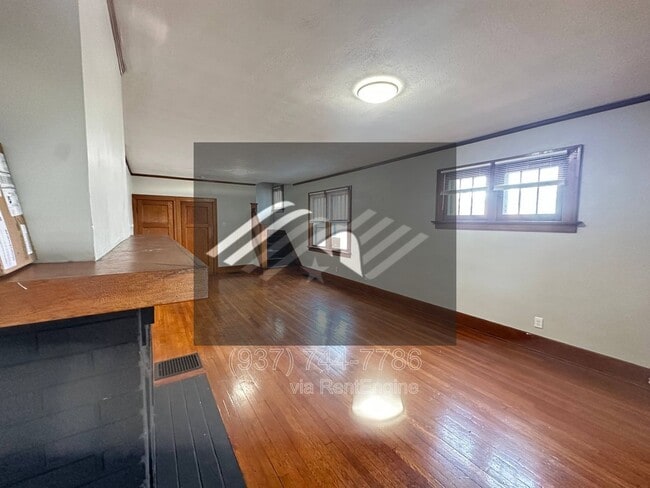 Building Photo - 8 E Hillcrest Ave