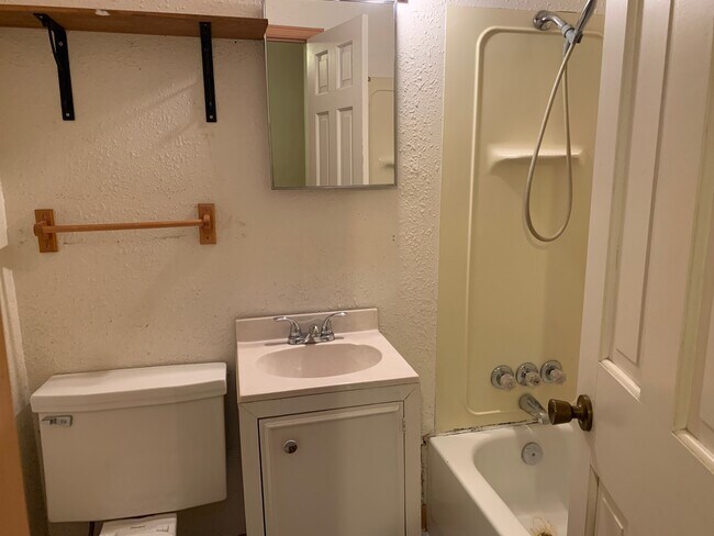 Building Photo - 318 W 17th St