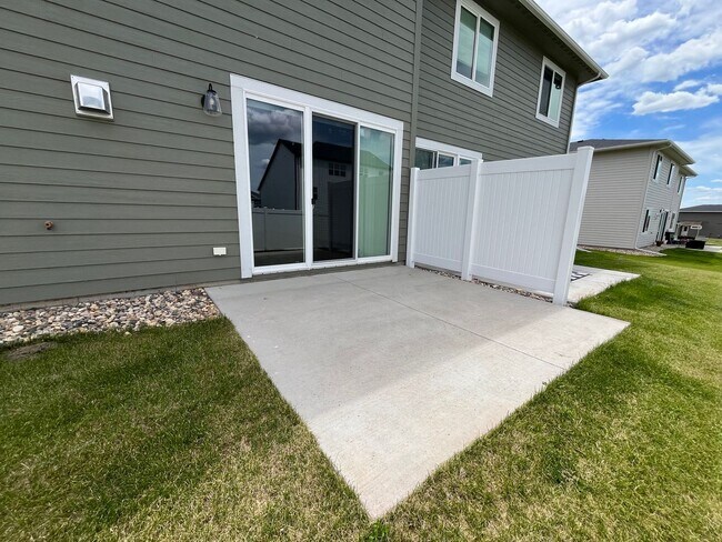 Building Photo - Stunning 5 Bed/2.5 Bath Twinhome!
