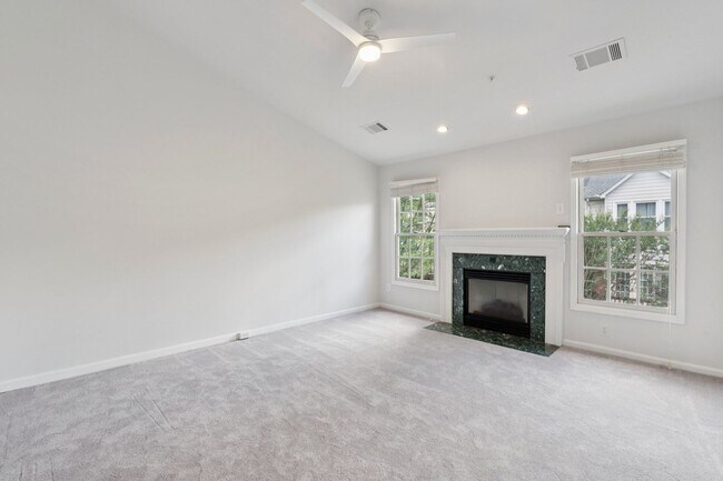 Building Photo - Beautiful 3-level colonial-style town home...