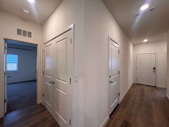 Building Photo - Beautiful newer, 4 Bedroom 2 Bath Home in Fernley