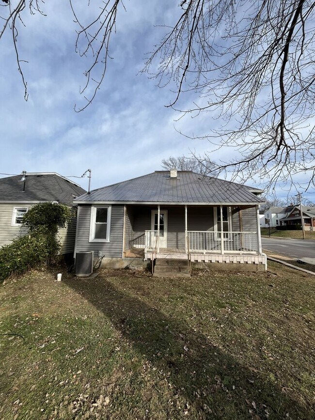 Building Photo - 2 Bedroom House For Rent