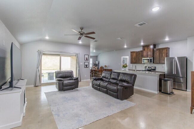 Building Photo - "Charming 3-Bedroom Retreat with 2 Baths and 1,760 Sq Ft of Comfort in Copperas Cove!"
