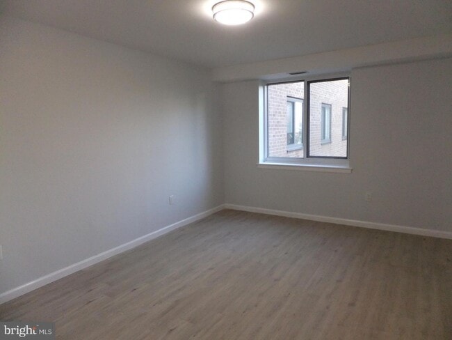 Building Photo - 1640 Oakwood Dr