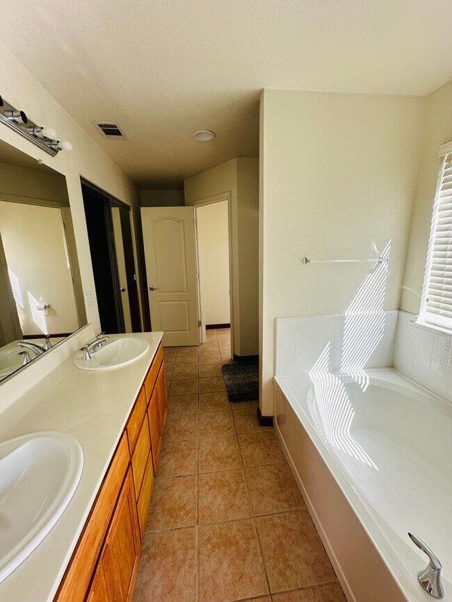 Building Photo - Beautiful 3 Bed, 2.5 Bath Home with Garage, Spacious Layout & Private Yard in Desirable Hercules ...