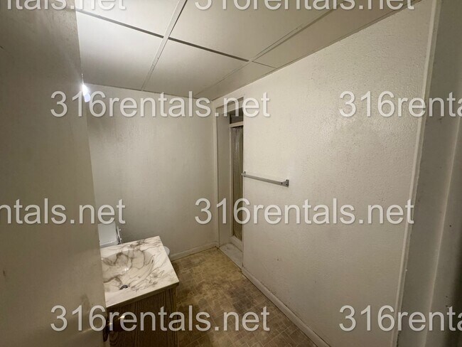 Building Photo - 511 Holly Ln