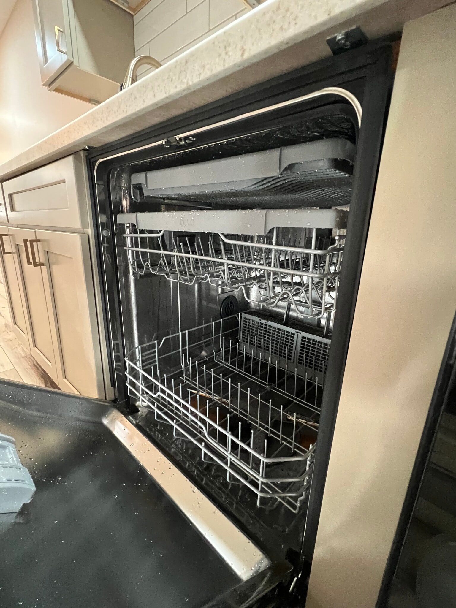 Dishwasher stainless steel inside and out - 408 John St