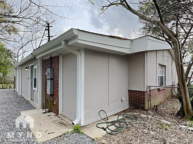 Building Photo - 525 Karen St