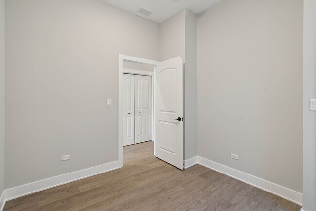 Building Photo - 4839 W Huron St