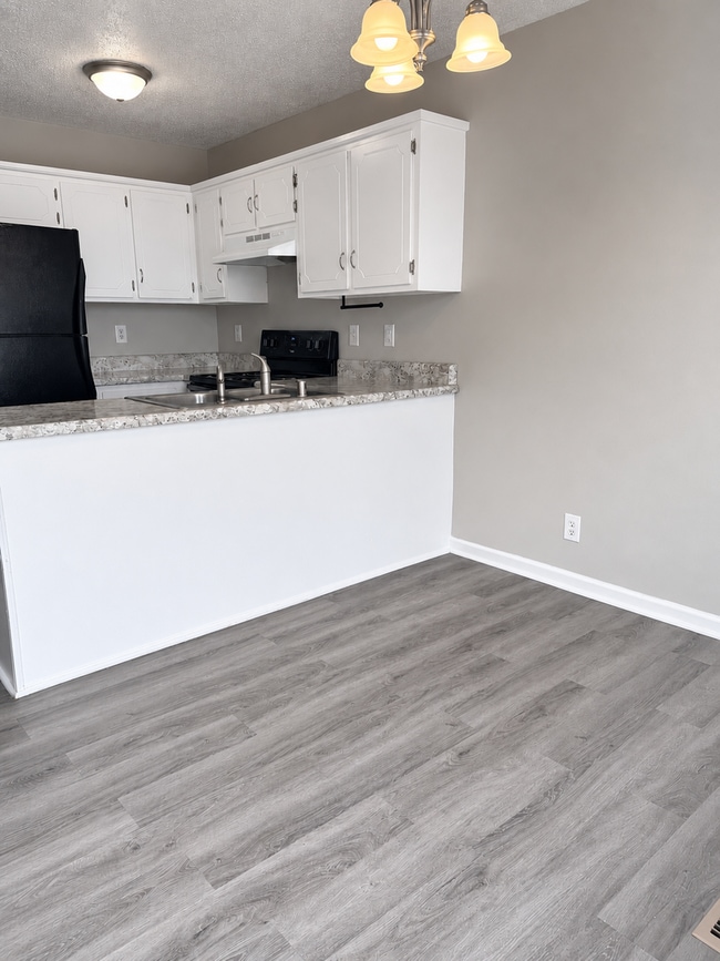 Building Photo - **Just listed**