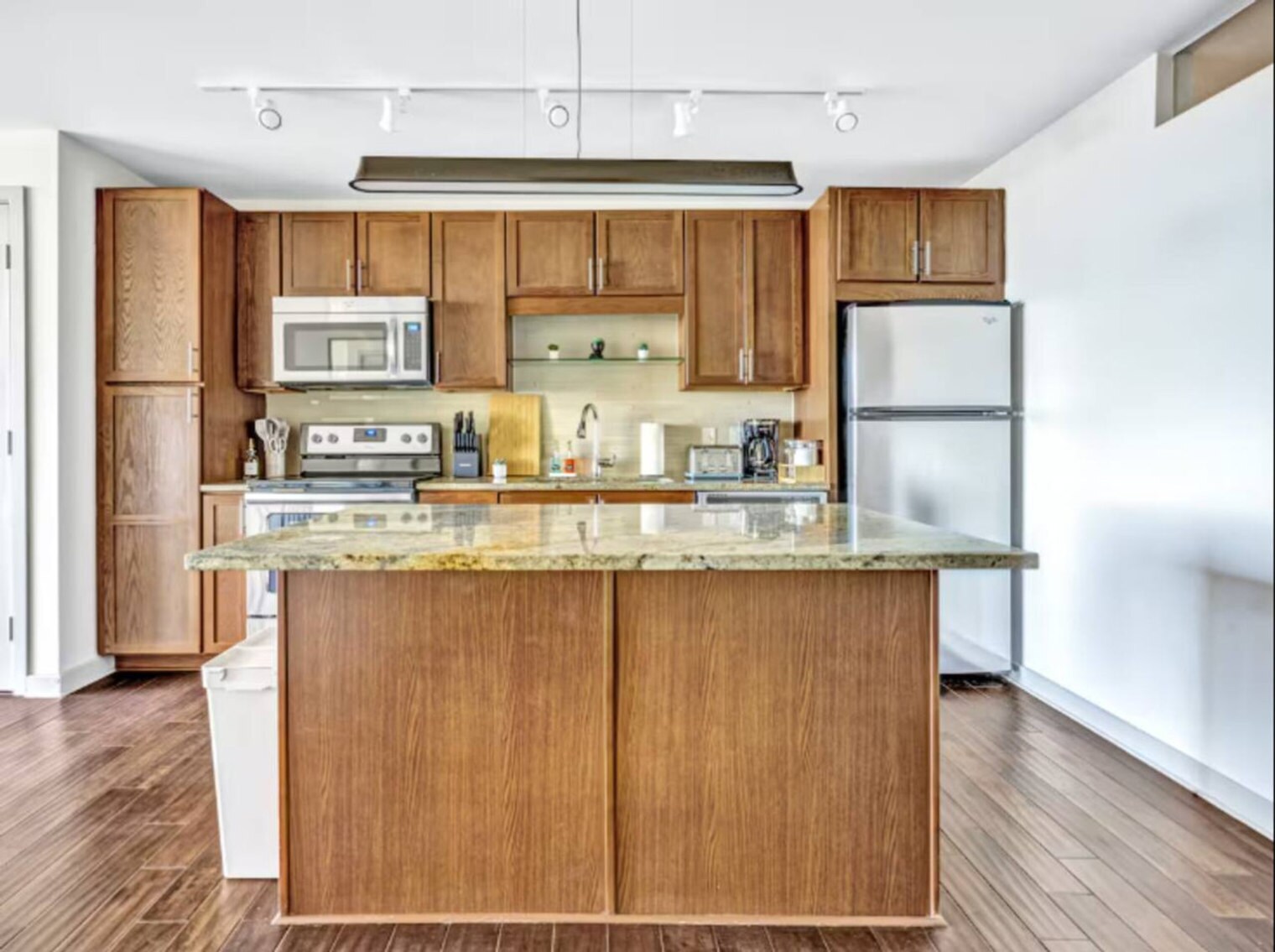 Building Photo - 1555 Elm St