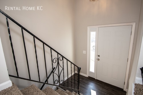 Building Photo - Roomy 3-bed/2-bath Duplex w/Fin Bsmt, fenc...