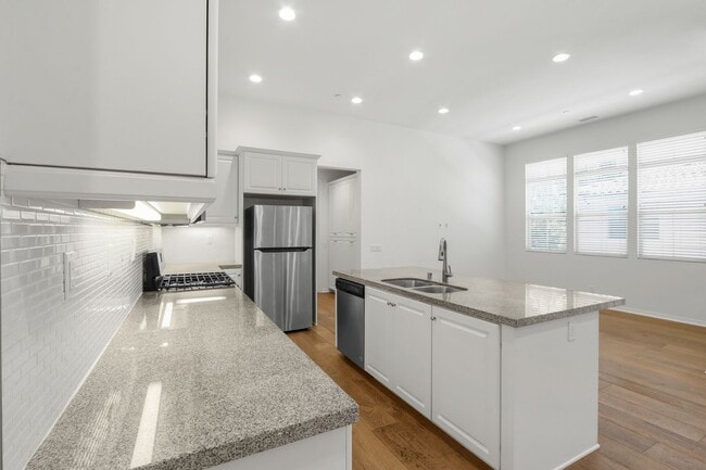 Building Photo - Desirable Eastwood Village Home