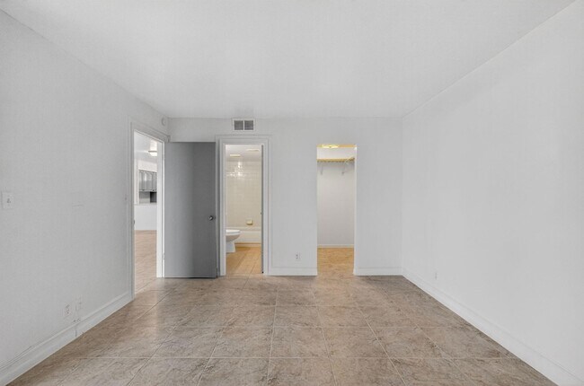 Building Photo - 117 Lake Emerald Dr