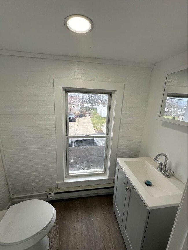 Building Photo - 220 Crane St