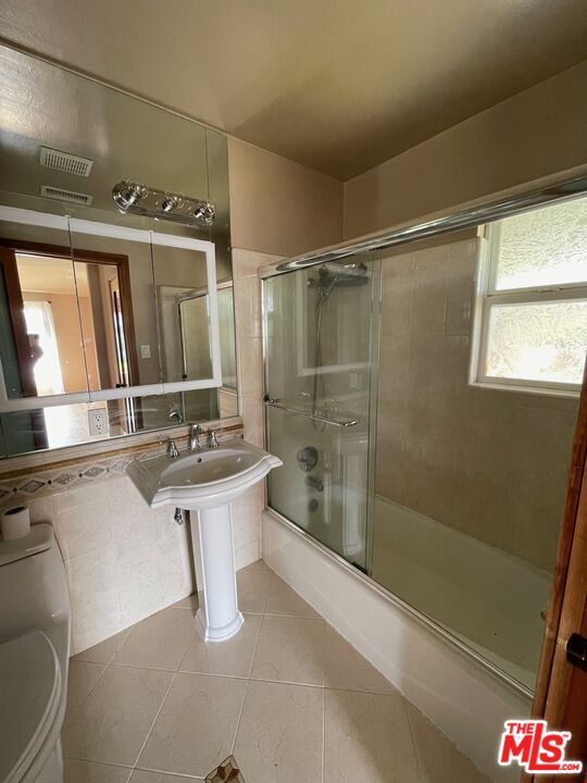 Building Photo - 8503 Lilienthal Ave