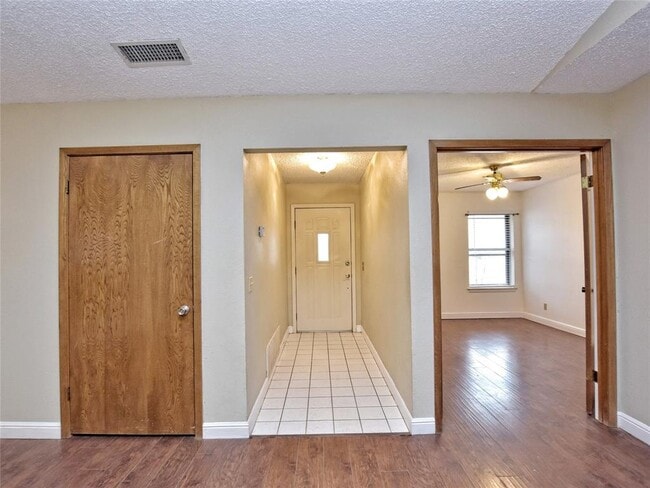 Building Photo - 2407 Versailles Dr