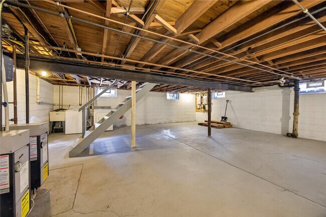 Building Photo - 1700 Mt Hope Ave