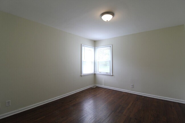 Building Photo - 2 Bedroom 1 Bath Home In Roeland Park