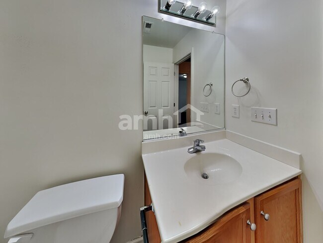 Building Photo - 606 3 Oaks Dr