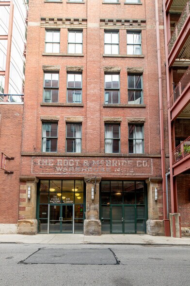 Building Photo - 635 W Lakeside Ave