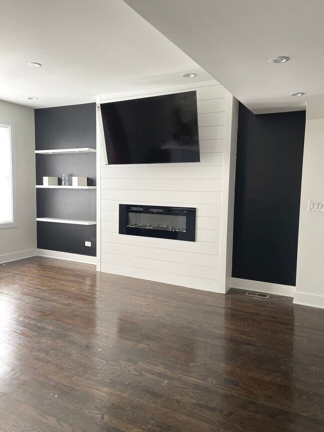 Building Photo - 6553 S Eberhart Ave