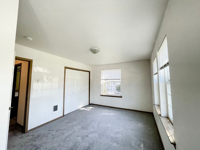 Building Photo - Bright Everett Home with 2-Car Garage(NEW PAINT AND CARPET)