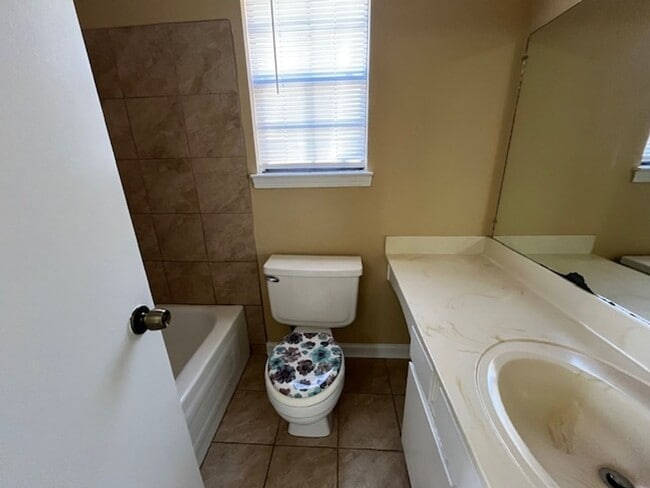 Building Photo - Renovated 3 Bedroom 2 Bath Home for Rent!