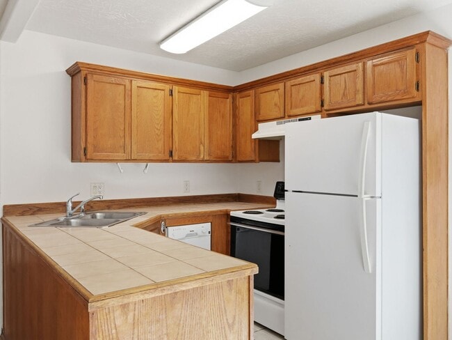 Building Photo - 580 7th Ct