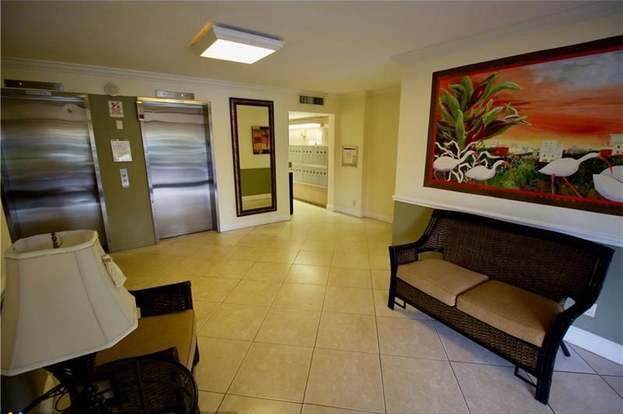 Building Photo - 3050 N Palm Aire Dr