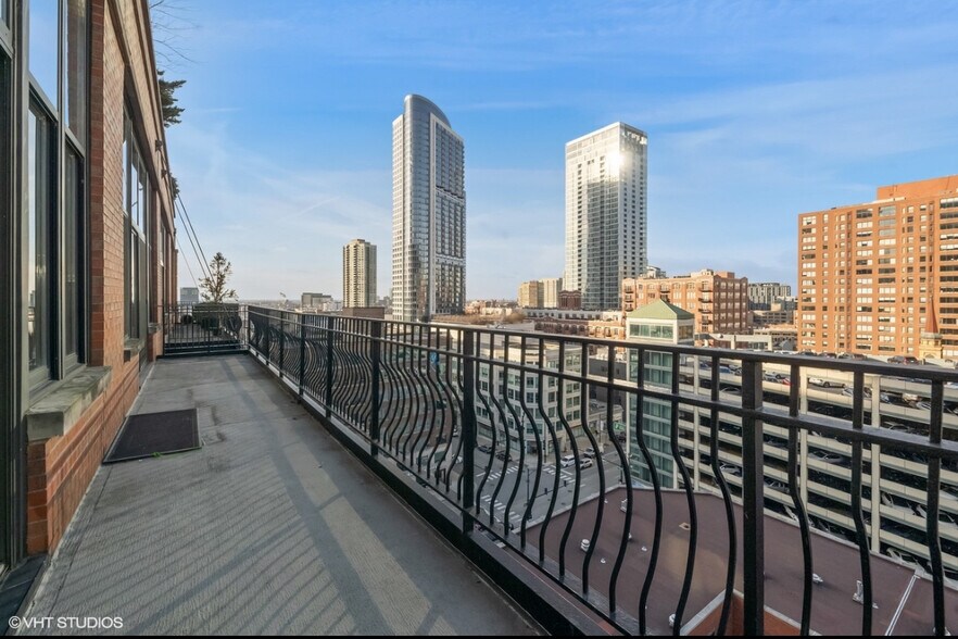 Balcony continued - 333 W Hubbard St
