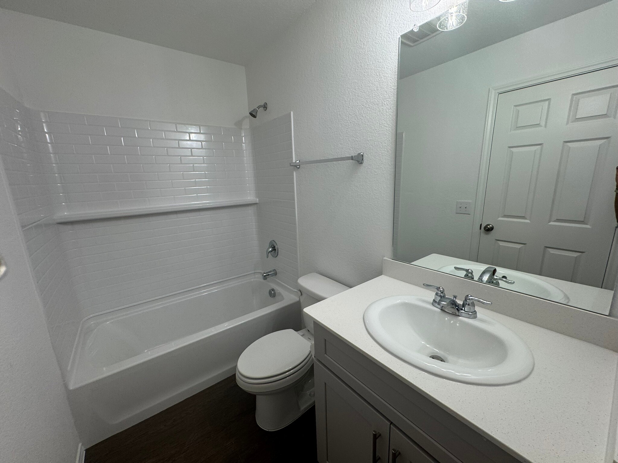 En-Suite Bathroom (Secondary Suite - 16113 Isles Dr