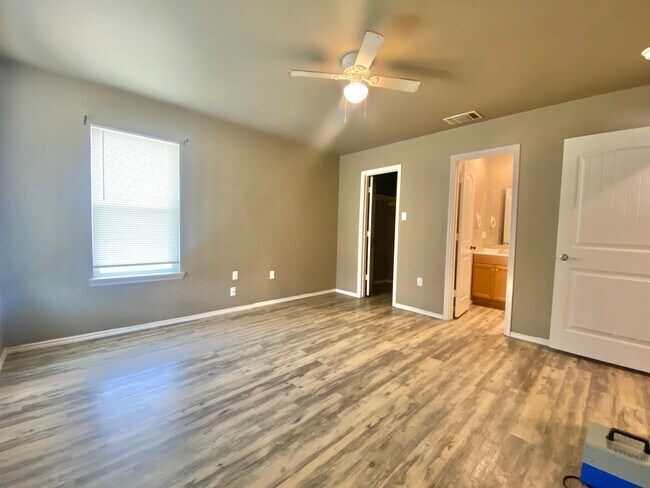 Building Photo - 3 bed and 2 bath available near Estacado H...
