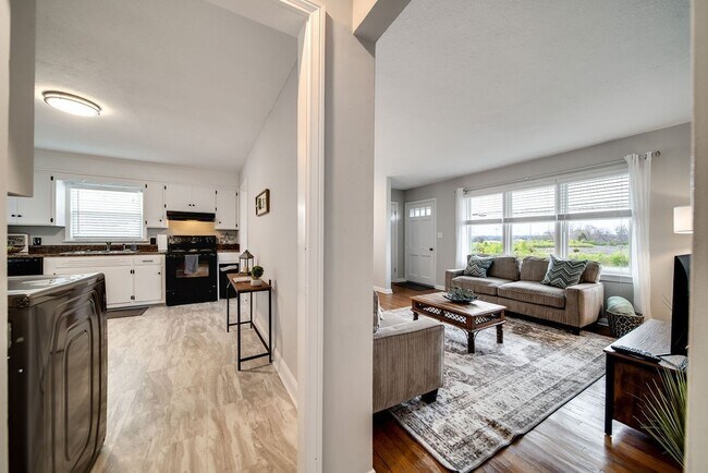 Building Photo - 341 E Park Ave