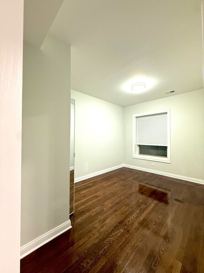 Building Photo - 1343 W Rosedale Ave