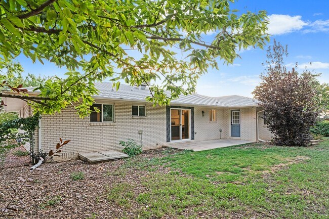 Building Photo - Charming and Renovated 4 Bedroom 2 Bathroo...