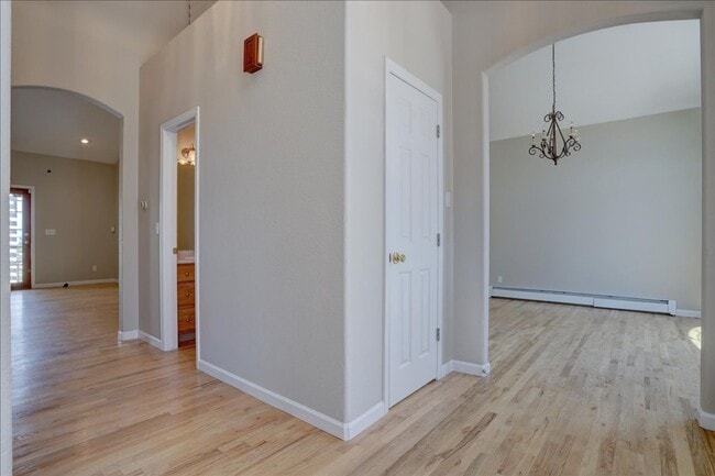 Building Photo - Amazing Custom Ranch with Privacy and Spra...